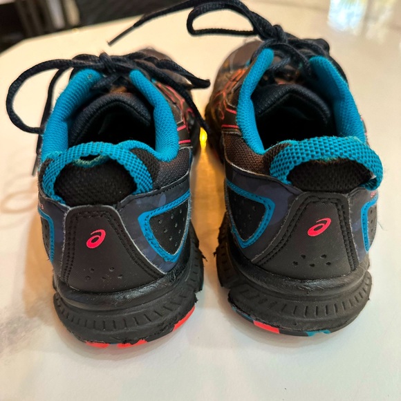 ASICS athetic shoe - Picture 1 of 4